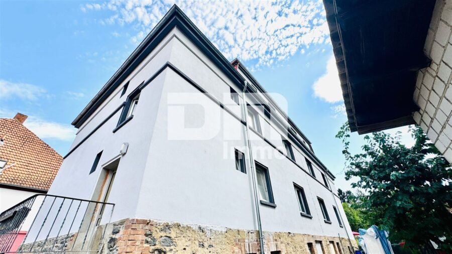 Umfangreich saniertes Gebäudeensemble mit 8 Wohneinheiten / 4 Garagen - Rückansicht